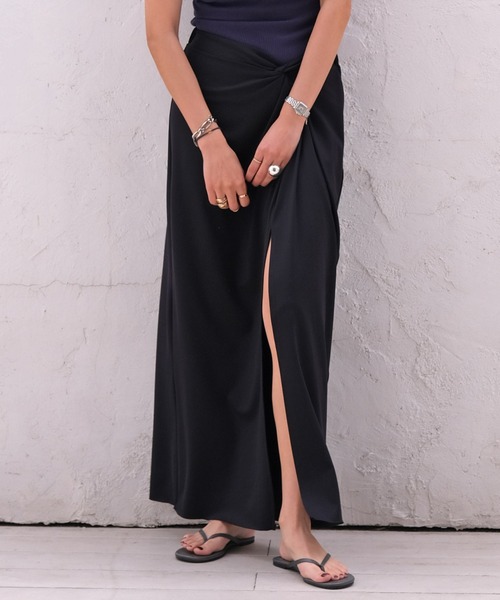 AKTE（アクテ）の「フロントツイストビーチスカート（スカート・レディース・アイボリー/ブラック・1/2）」の2枚目の写真