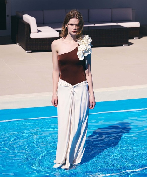 AKTE（アクテ）の「フロントツイストビーチスカート（スカート・レディース・アイボリー/ブラック・1/2）」の4枚目の写真