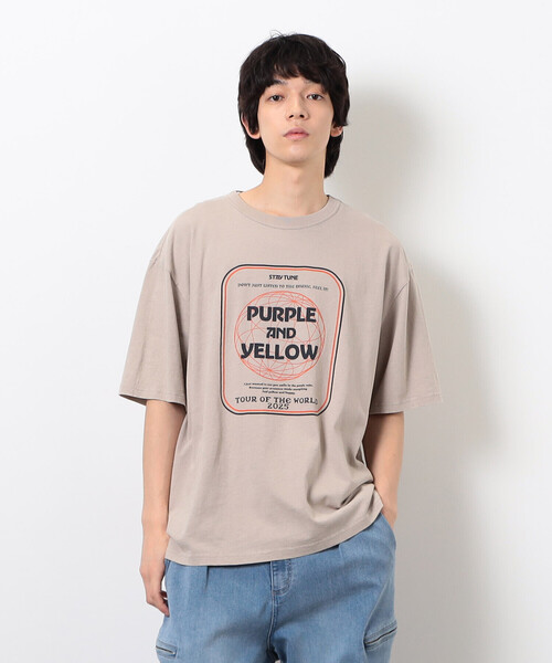 Purple&Yellow(パープルアンドイエロー)の「フロスト加工ツアー風プリント半袖Tシャツ(Tシャツ/カットソー・メンズ・ホワイト/グレイッシュベージュ/ラベンダー/オレンジ/ブラック・LARGE/MEDIUM/SMALL)」の3枚目の写真