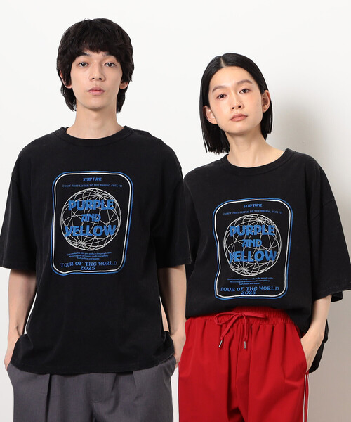 Purple&Yellow(パープルアンドイエロー)の「フロスト加工ツアー風プリント半袖Tシャツ(Tシャツ/カットソー・メンズ・ホワイト/グレイッシュベージュ/ラベンダー/オレンジ/ブラック・LARGE/MEDIUM/SMALL)」の1枚目の写真