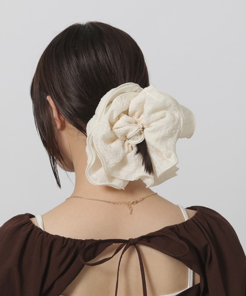 LAKOLE（ラコレ）の「シワ加工ビッグシュシュ / 496280（シュシュ・レディース・オフホワイト/ブラック/ライトブルー・FREE）」の2枚目の写真