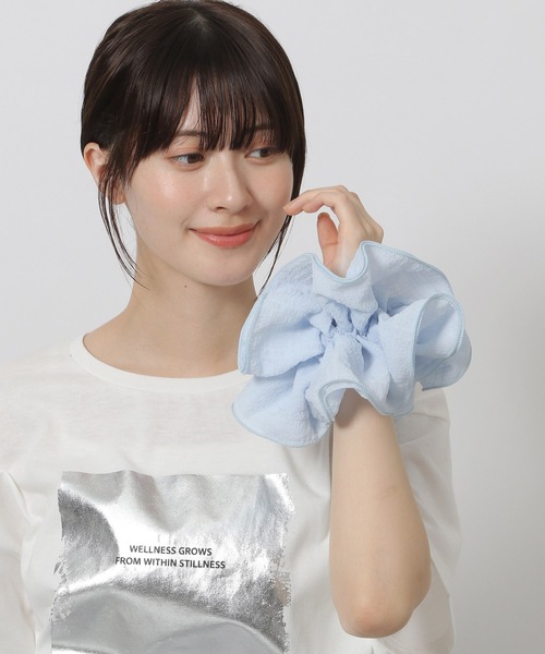 LAKOLE（ラコレ）の「シワ加工ビッグシュシュ / 496280（シュシュ・レディース・オフホワイト/ブラック/ライトブルー・FREE）」の3枚目の写真