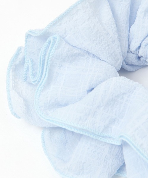 LAKOLE（ラコレ）の「シワ加工ビッグシュシュ / 496280（シュシュ・レディース・オフホワイト/ブラック/ライトブルー・FREE）」の6枚目の写真