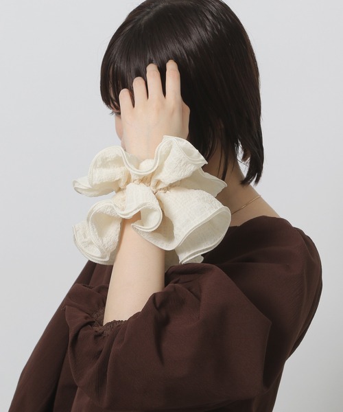 LAKOLE（ラコレ）の「シワ加工ビッグシュシュ / 496280（シュシュ・レディース・オフホワイト/ブラック/ライトブルー・FREE）」の7枚目の写真