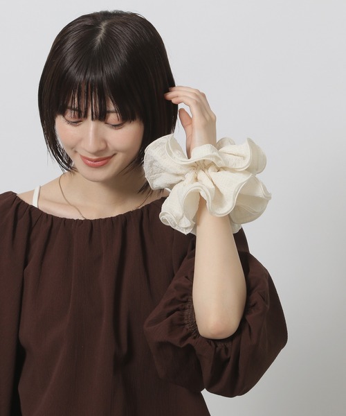 LAKOLE（ラコレ）の「シワ加工ビッグシュシュ / 496280（シュシュ・レディース・オフホワイト/ブラック/ライトブルー・FREE）」の8枚目の写真