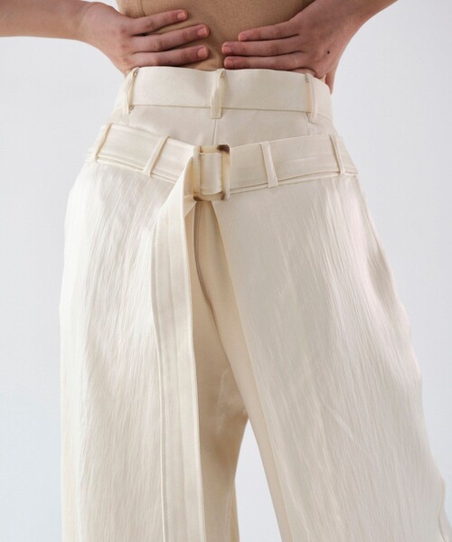 UNITED TOKYO(ユナイテッドトウキョウ)の「Wrap Back Trousers|ウォッシャブル/セットアップ/春服(その他パンツ・レディース・アイボリー/ブラック・1/2)」の1枚目の写真