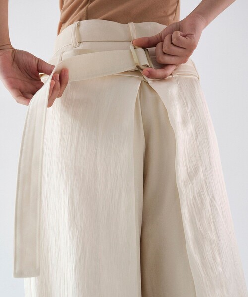 UNITED TOKYO(ユナイテッドトウキョウ)の「Wrap Back Trousers|ウォッシャブル/セットアップ/春服(その他パンツ・レディース・アイボリー/ブラック・1/2)」の9枚目の写真