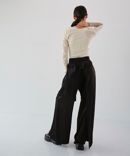 UNITED TOKYO(ユナイテッドトウキョウ)の「Wrap Back Trousers|ウォッシャブル/セットアップ/春服(その他パンツ・レディース・アイボリー/ブラック・1/2)」の12枚目の写真