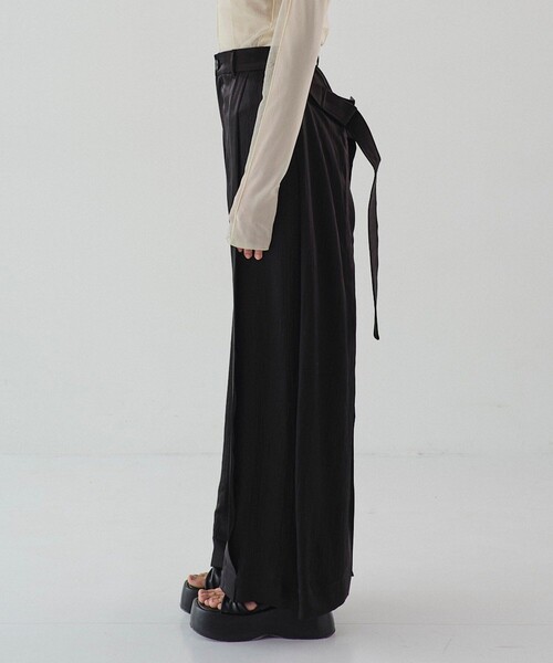 UNITED TOKYO(ユナイテッドトウキョウ)の「Wrap Back Trousers|ウォッシャブル/セットアップ/春服(その他パンツ・レディース・アイボリー/ブラック・1/2)」の14枚目の写真