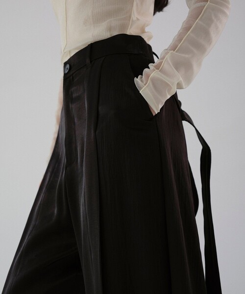 UNITED TOKYO(ユナイテッドトウキョウ)の「Wrap Back Trousers|ウォッシャブル/セットアップ/春服(その他パンツ・レディース・アイボリー/ブラック・1/2)」の16枚目の写真