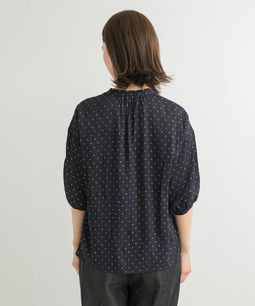 URBAN RESEARCH DOORS（アーバンリサーチドアーズ）の「グリッタードットギャザーブラウス（シャツ/ブラウス・レディース・オフホワイト/ネイビー・MEDIUM）」の4枚目の写真