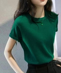 オフィスシーンにも夏服フィットする半袖サマーニット。