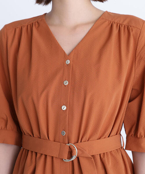 NATURAL BEAUTY BASIC（ナチュラルビューティーベーシック）の「◇ゴールドボタンベルテッドワンピース（ワンピース・レディース・ネイビー/オレンジ・MEDIUM/SMALL）」の8枚目の写真