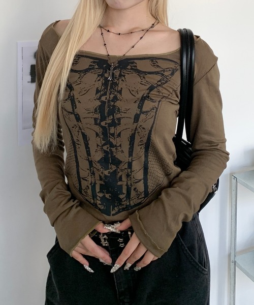 lilful(リルフル)の「コルセットデザインプリント オフショルピチロンT(Tシャツ/カットソー・レディース・カーキ/ダークグレー・S/M)」の2枚目の写真