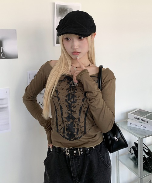 lilful(リルフル)の「コルセットデザインプリント オフショルピチロンT(Tシャツ/カットソー・レディース・カーキ/ダークグレー・S/M)」の4枚目の写真