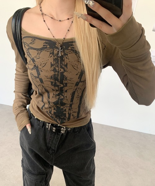 lilful(リルフル)の「コルセットデザインプリント オフショルピチロンT(Tシャツ/カットソー・レディース・カーキ/ダークグレー・S/M)」の9枚目の写真