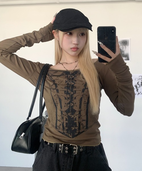 lilful(リルフル)の「コルセットデザインプリント オフショルピチロンT(Tシャツ/カットソー・レディース・カーキ/ダークグレー・S/M)」の5枚目の写真