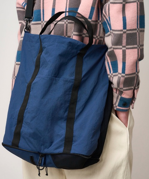 Gramicci（グラミチ）の「NYLON PACKABLE TOTE｜ナイロン パッカブル トート（トートバッグ・メンズ・ブラック/グレー/グリーン/ダークネイビー・FREE）」の4枚目の写真