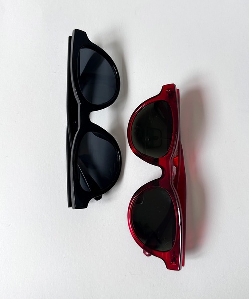 Narcissus(ナルシス)の「【ユニセックスデザイン】 ウェリントンサングラス UVカット カラーサングラス(サングラス・レディース・レッド/ブラック・FREE)」の3枚目の写真