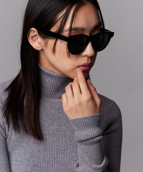 Narcissus(ナルシス)の「【ユニセックスデザイン】 ウェリントンサングラス UVカット カラーサングラス(サングラス・レディース・レッド/ブラック・FREE)」の5枚目の写真