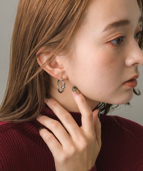 muku(ムク)の「PIERCE/KNOT WIRE(ピアス(両耳用)・レディース・シルバー/ゴールド・FREE)」の4枚目の写真