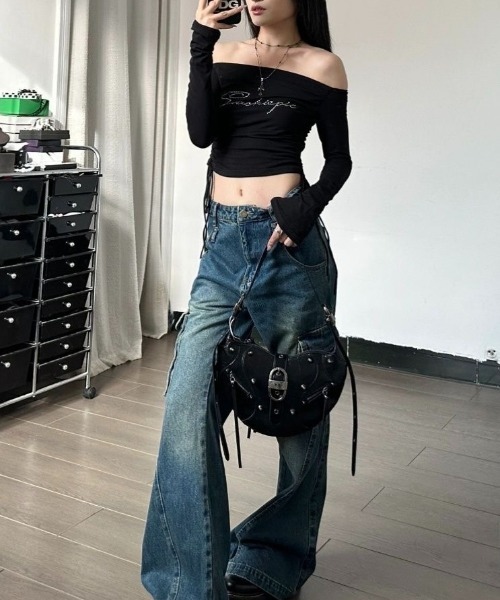 SHEENA(シーナ)の「【秋冬新作】ドロストラインストーンロゴオフショルトップス(Tシャツ/カットソー・レディース・ブラック・M)」の2枚目の写真