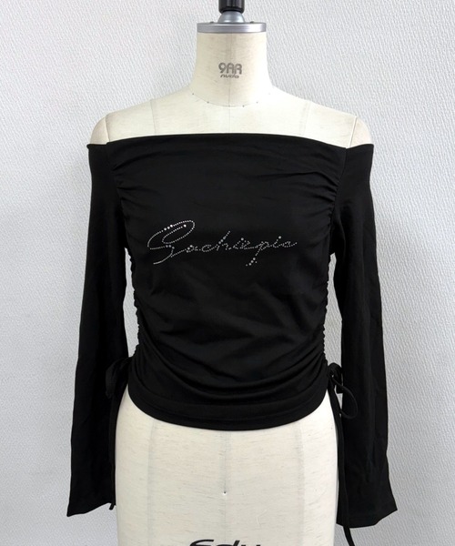 SHEENA(シーナ)の「【秋冬新作】ドロストラインストーンロゴオフショルトップス(Tシャツ/カットソー・レディース・ブラック・M)」の8枚目の写真