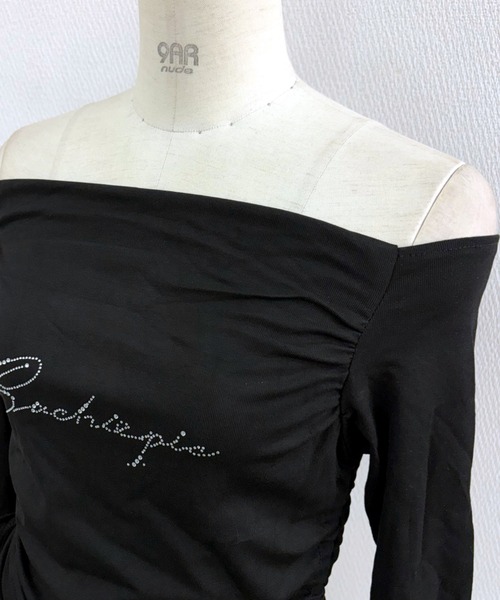 SHEENA(シーナ)の「【秋冬新作】ドロストラインストーンロゴオフショルトップス(Tシャツ/カットソー・レディース・ブラック・M)」の9枚目の写真