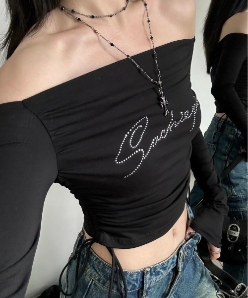 SHEENA(シーナ)の「【秋冬新作】ドロストラインストーンロゴオフショルトップス(Tシャツ/カットソー・レディース・ブラック・M)」の6枚目の写真