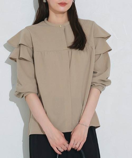 Pierrot(ピエロ)の「【接触冷感/UV/ウォッシャブル】ラッフルショルダーTブラウス(シャツ/ブラウス・レディース・ベージュ/ネイビー/グレー/オフホワイト・L/M)」の3枚目の写真