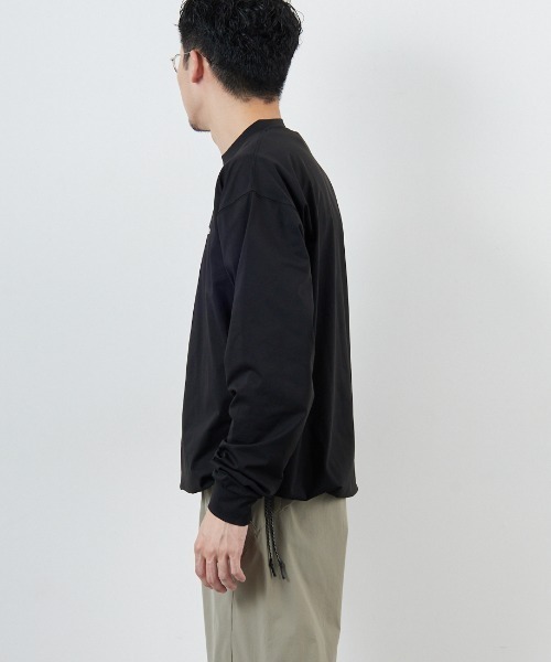 +phenix（プラスフェニックス）の「[＋phenix/プラスフェニックス] 別注 ワンポイント刺繍ロゴ ドローコードロンT（Tシャツ/カットソー・メンズ・ホワイト/ブラック/グレイッシュベージュ/チャコールグレー・M/L/XL）」の21枚目の写真