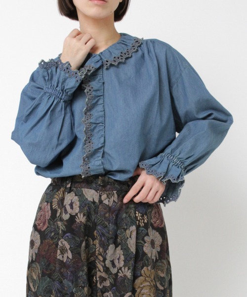 RNA-N(アールエヌエーエヌ)の「B2929 インディゴシャンブレーフリルシャツ(シャツ/ブラウス・レディース・インディゴブルー/ライトインディゴブルー・FREE)」の2枚目の写真
