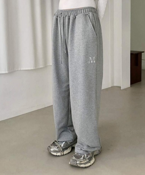 MUCENT（ムセント）の「LASH METAL LOGO JOGGER SWEAT WIDE PANT