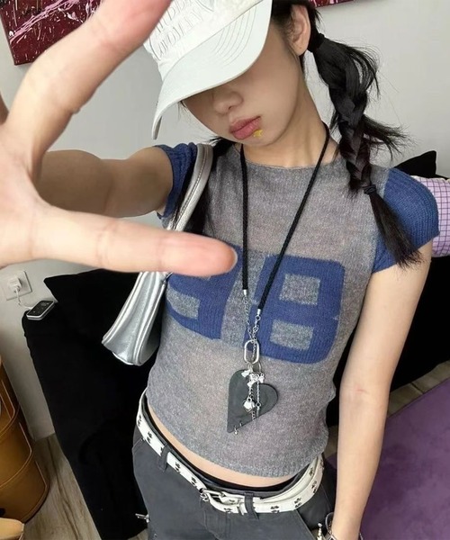 LYEON(リヨン)の「バイカラーナンバリングシアー半袖ニット(ニット/セーター・レディース・ブルー/グレー・FREE)」の2枚目の写真