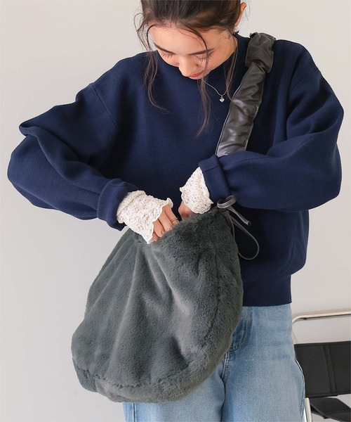 titivate(ティティベイト)の「2wayフェイクファーバッグ(ショルダーバッグ・レディース・グレイッシュベージュ/ブラック/グレー・FREE)」の3枚目の写真