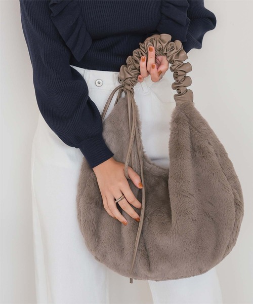 titivate(ティティベイト)の「2wayフェイクファーバッグ(ショルダーバッグ・レディース・グレイッシュベージュ/ブラック/グレー・FREE)」の1枚目の写真