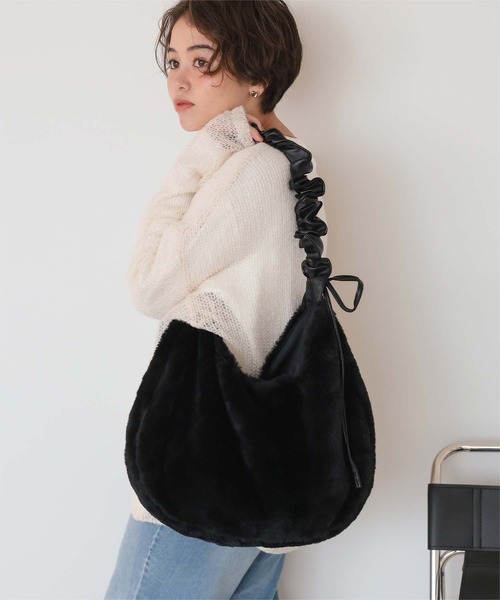 titivate(ティティベイト)の「2wayフェイクファーバッグ(ショルダーバッグ・レディース・グレイッシュベージュ/ブラック/グレー・FREE)」の2枚目の写真