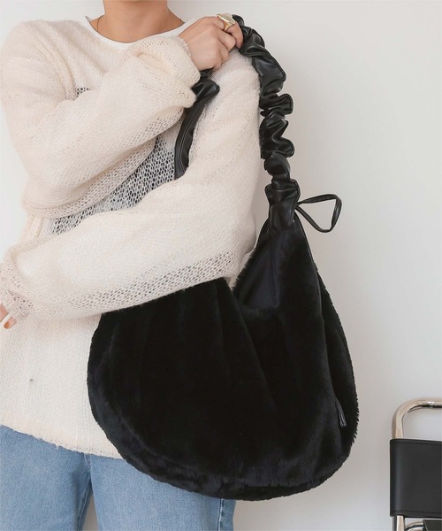 titivate(ティティベイト)の「2wayフェイクファーバッグ(ショルダーバッグ・レディース・グレイッシュベージュ/ブラック/グレー・FREE)」の20枚目の写真