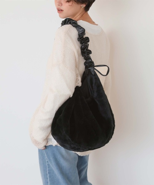 titivate(ティティベイト)の「2wayフェイクファーバッグ(ショルダーバッグ・レディース・グレイッシュベージュ/ブラック/グレー・FREE)」の22枚目の写真