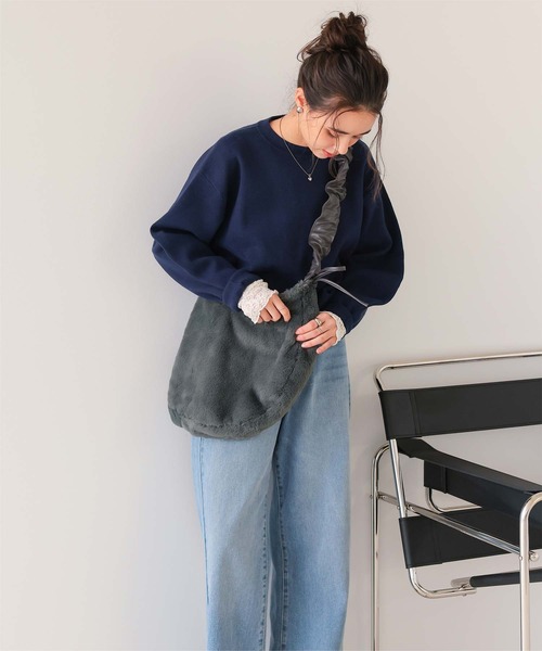 titivate(ティティベイト)の「2wayフェイクファーバッグ(ショルダーバッグ・レディース・グレイッシュベージュ/ブラック/グレー・FREE)」の4枚目の写真