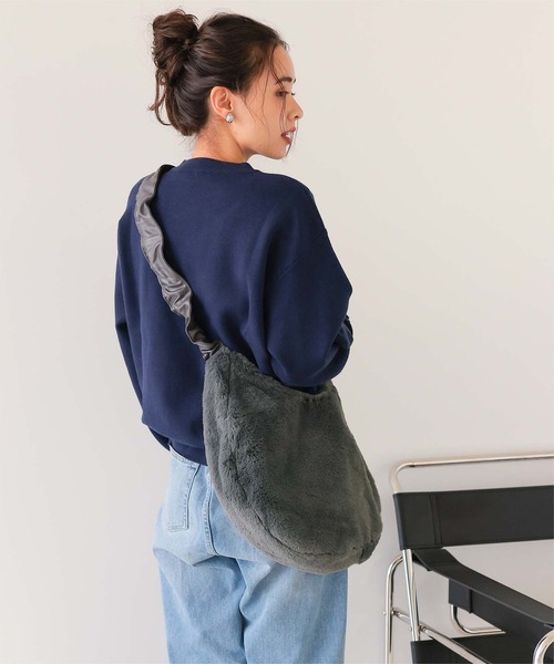 titivate(ティティベイト)の「2wayフェイクファーバッグ(ショルダーバッグ・レディース・グレイッシュベージュ/ブラック/グレー・FREE)」の5枚目の写真
