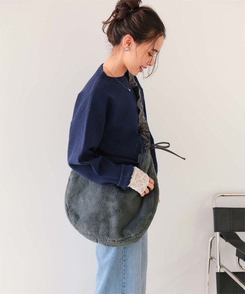 titivate(ティティベイト)の「2wayフェイクファーバッグ(ショルダーバッグ・レディース・グレイッシュベージュ/ブラック/グレー・FREE)」の7枚目の写真