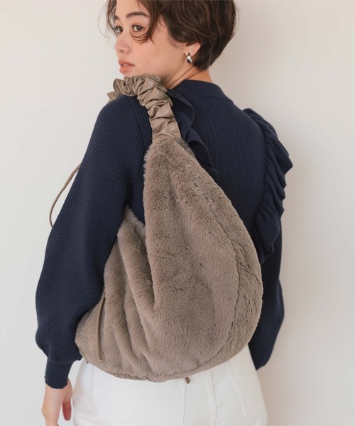 titivate(ティティベイト)の「2wayフェイクファーバッグ(ショルダーバッグ・レディース・グレイッシュベージュ/ブラック/グレー・FREE)」の11枚目の写真