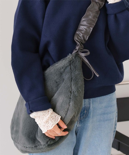 titivate(ティティベイト)の「2wayフェイクファーバッグ(ショルダーバッグ・レディース・グレイッシュベージュ/ブラック/グレー・FREE)」の8枚目の写真