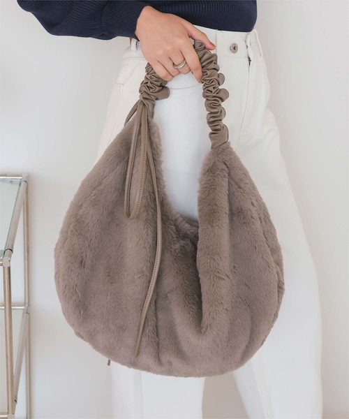 titivate(ティティベイト)の「2wayフェイクファーバッグ(ショルダーバッグ・レディース・グレイッシュベージュ/ブラック/グレー・FREE)」の14枚目の写真