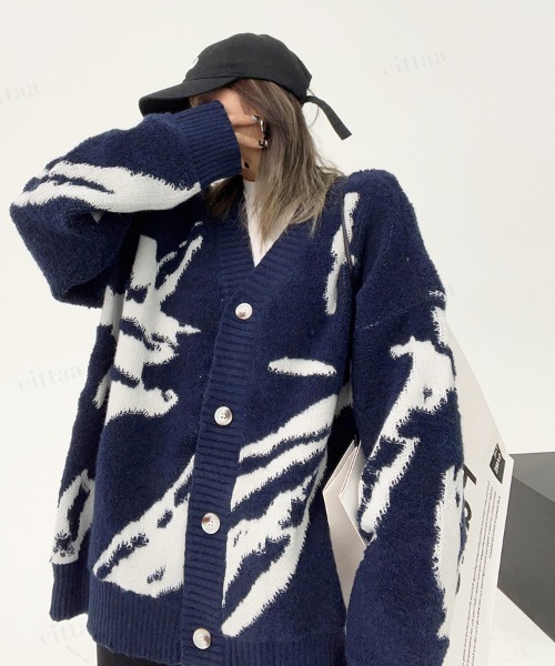 Dalfwin(ダールフィン)の「韓国ファッション 総柄ニットカーディガン(カーディガン/ボレロ・レディース・ネイビー/グレー・FREE)」の4枚目の写真