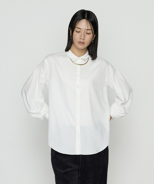 Gabardine K.T(ギャバジンケーティー)の「マイクロスパン タックボリューム袖のブラウス(シャツ/ブラウス・レディース・ライトグレー/ブラック/オフホワイト・9号/7号)」の4枚目の写真