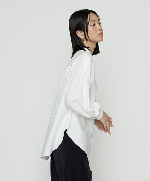 Gabardine K.T(ギャバジンケーティー)の「マイクロスパン タックボリューム袖のブラウス(シャツ/ブラウス・レディース・ライトグレー/ブラック/オフホワイト・9号/7号)」の5枚目の写真