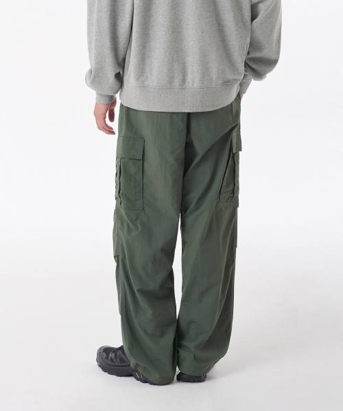 MUSINSA STANDARD（ムシンサスタンダード）の「ナイロンワンタックパラシュートカーゴパンツ[カーキ]（スウェットパンツ・メンズ・その他・40/38/42/36/34/32/30/26/28）」の2枚目の写真