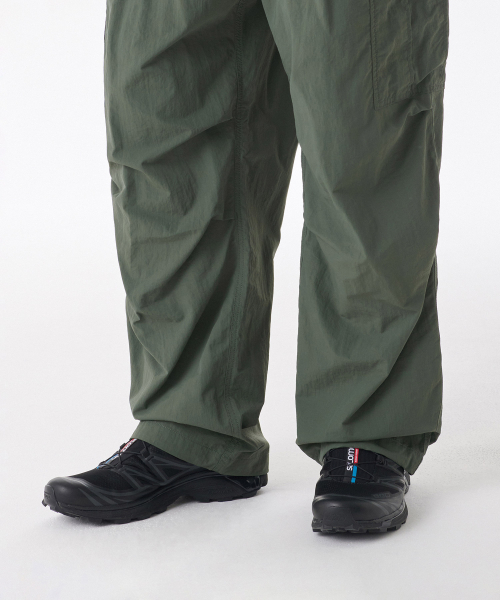 MUSINSA STANDARD（ムシンサスタンダード）の「ナイロンワンタックパラシュートカーゴパンツ[カーキ]（スウェットパンツ・メンズ・その他・40/38/42/36/34/32/30/26/28）」の8枚目の写真